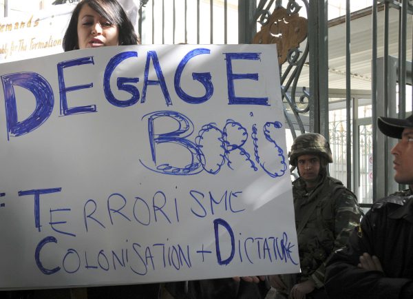 Une manifestation exigeant le départ de Boris Boillon de l'ambassade de France en Tunisie, à Tunis le 19 février 2011. &copy; Hassene Dridi/AP/SIPA
