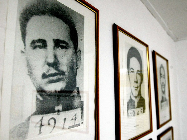 Photos de Fidel et Raoul Castro prises par les autorités après l'échec de l'attaque de Moncada en 1953, exposées au Siboney Museum, près de Santiago, à Cuba, le 19 juillet 2003. &copy; JOSE GOITIA/AP/SIPA