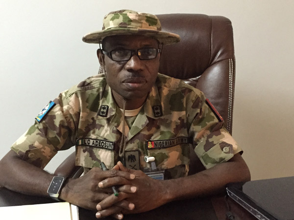 Le général nigérian Lamidi Adeosun, qui commande depuis janvier de la Force multinationale mixte (FMM), le 1er août 2016 à Diffa. &copy; François-Xavier Freland / JA