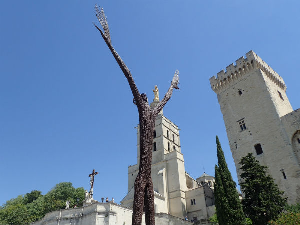 "La Prière universelle", sculpture de Ndary Lo, exposée devant le Palais des papes à Avignon, en France, jusqu'en 2018. &copy; Nicolas Michel / J.A.