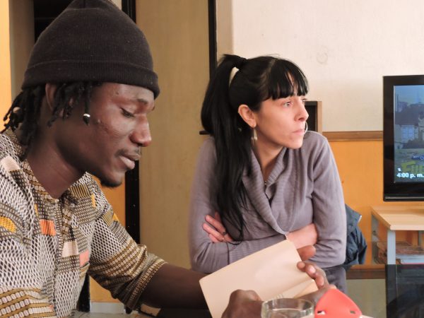 Le vendeur sénégalais Moussa Sow et sa femme Aldana, à leur domicile de Liniers, dans la banlieue de Buenos Aires, le 20 juillet 2018. &copy; Élodie Descamps / JA