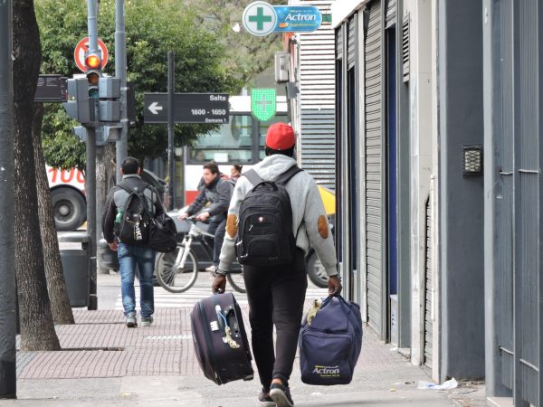 Un vendeur ambulant sénégalais, marchandises à la main, dans le quartier de Once, à Buenos Aires, le 20 juillet 2018. &copy; Élodie Descamps / JA