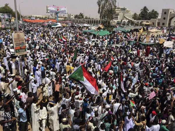 Des manifestants dans la capitale soudanaise Khartoum, vendredi 12 avril 2019. &copy; Anonymous/AP/SIPA