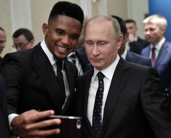 Le footballeur camerounais Samuel Eto'o et le président russe Vladimir Poutine faisant un selfie, le 1er décembre 2017. &copy; Aleksey Nikolskyi/AP/SIPA