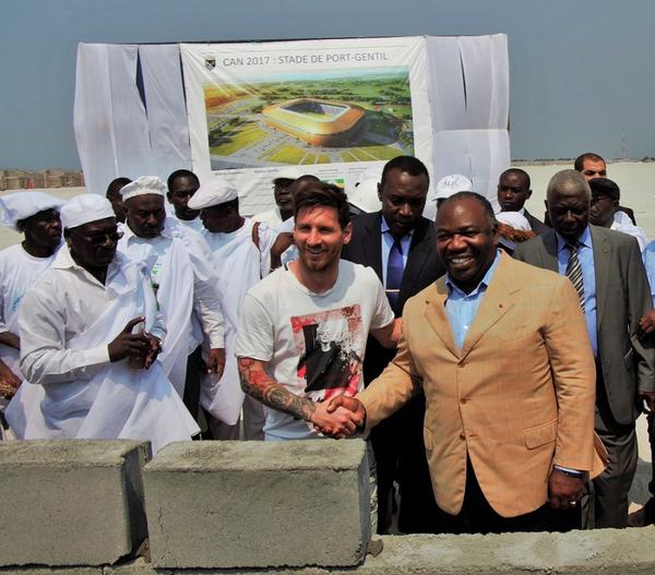 L'Argentin Lionel Messi et le président gabonais, Ali Bongo, le 18 juillet 2015 à Port-Gentil. &copy; Twitter/Ali Bongo