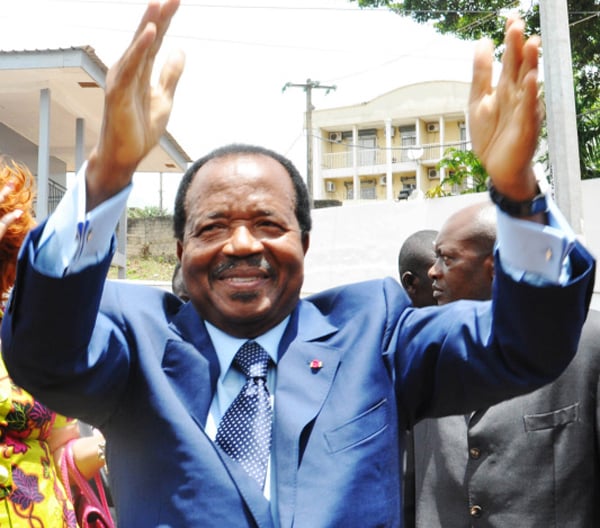 Paul Biya en compagnie de son épouse Chantal, saluent la population après avoir effectué le vote lors de l’élection présidentielle dans le bureau de vote de l'école publique du quartier de Bastos, à Yaoundé, au Cameroun, le 9 octobre 2011. &copy; JA