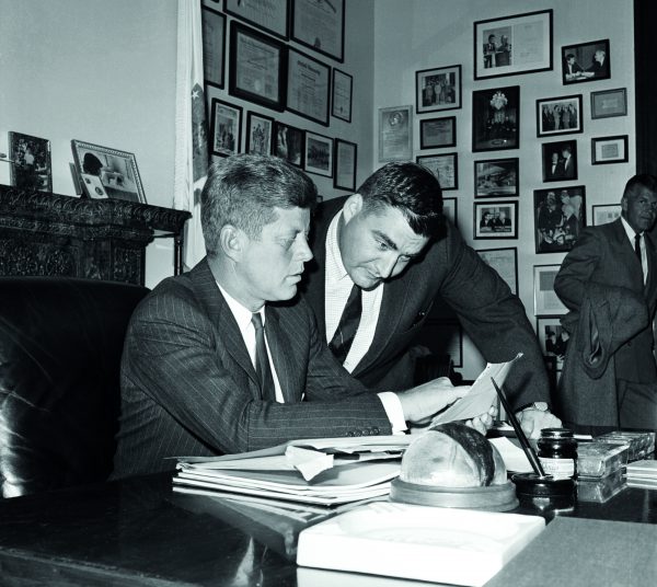 John F. Kennedy avec son conseiller Pierre Salinger, en 1960. &copy; Bettmann Archive/Getty Images