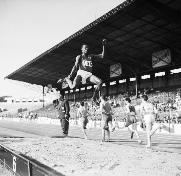 C’est le saut qui, en 1958, fera de Lamine Diack le vainqueur aux Championnats de France d’athlétisme. &copy; Universal/Corbis/VCG via Getty Images