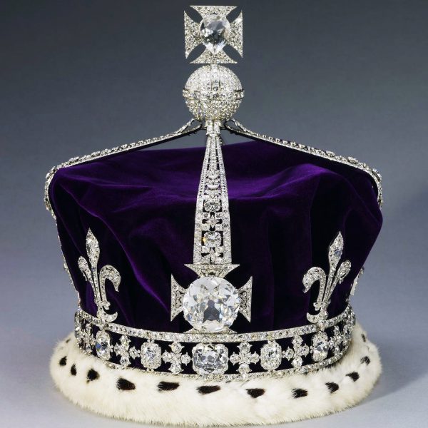 Le diamant de Kohinoor, situé sur la croix maltaise devant la couronne de la reine-mère. &copy; Royal Collection Trust