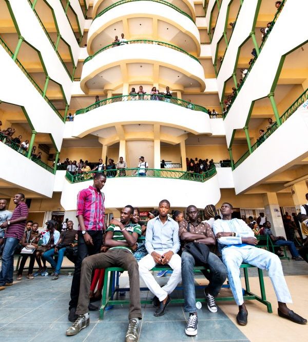 Dans le hall de l’université Kofi-Annan-de-Guinée (Ukag), à Conakry. &copy; Youri Lenquette