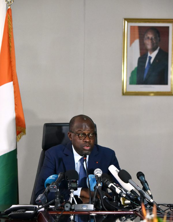 Le ministre de la Défense, Alain-Richard Donwahi, lors d’une conférence de presse, le 16 mai, après l’accord avec les mutins. &copy; Sia KAMBOU/AFP