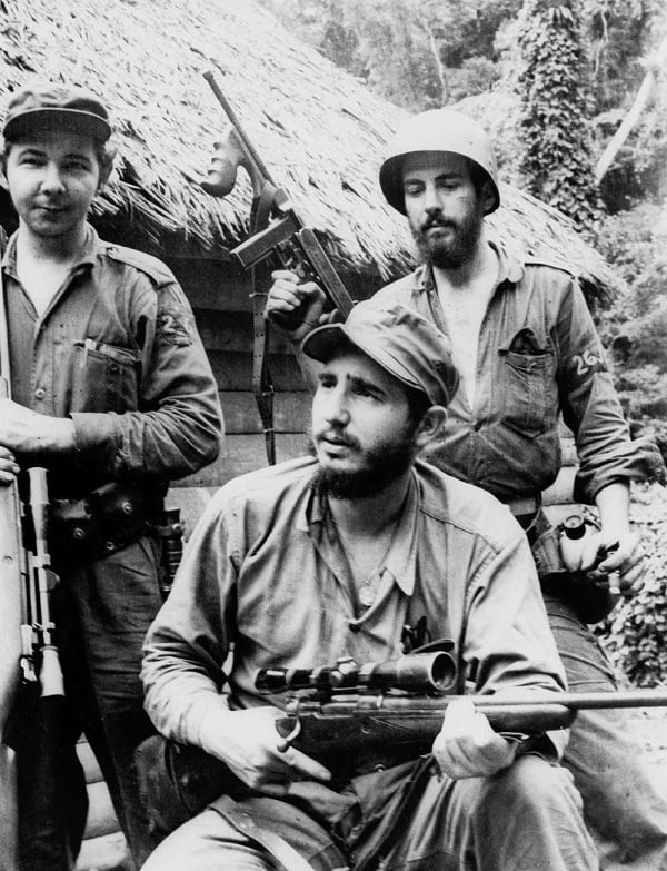 Fidel Castro et son frère Raoul (à g.), dans les montagnes de l'est de Cuba, le 14 mars 1957. &copy; ANDREW ST. GEORGE/AP/SIPA