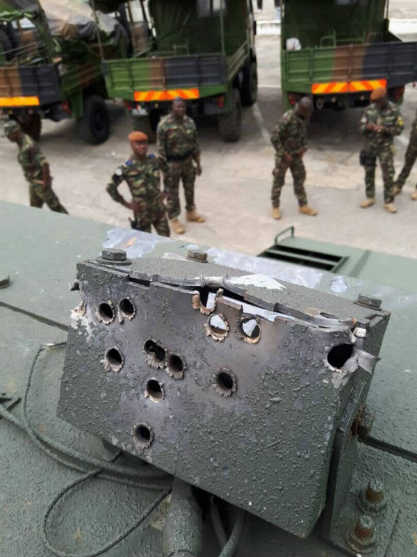 Impacts de balles sur la caméra panoramique du blindé utilisé par les Forces spéciales ivoiriennes pendant les combats du 19 juillet à Abidjan. &copy; DR