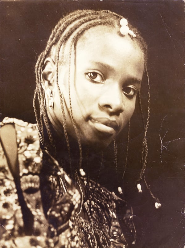 Angélique pose souvent pour son père, qui possède un studio à Cotonou.