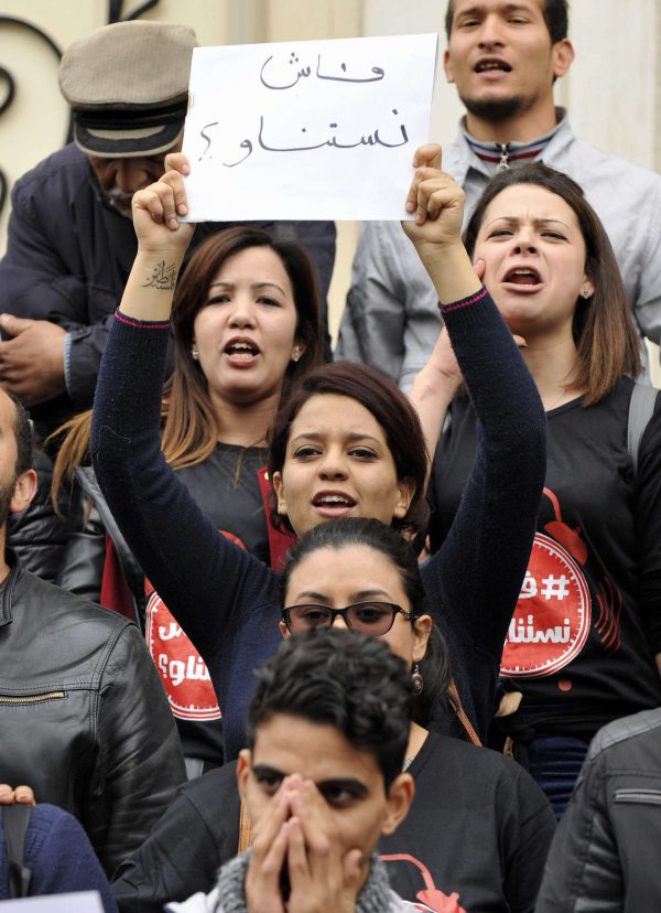 Une manifestante arbore le slogan du mouvement "Fech Nestanew ?" (Qu'attendons-nous?), le 9 janvier 2017 à Tunis. &copy; Sipa AP / Hassene Dridi