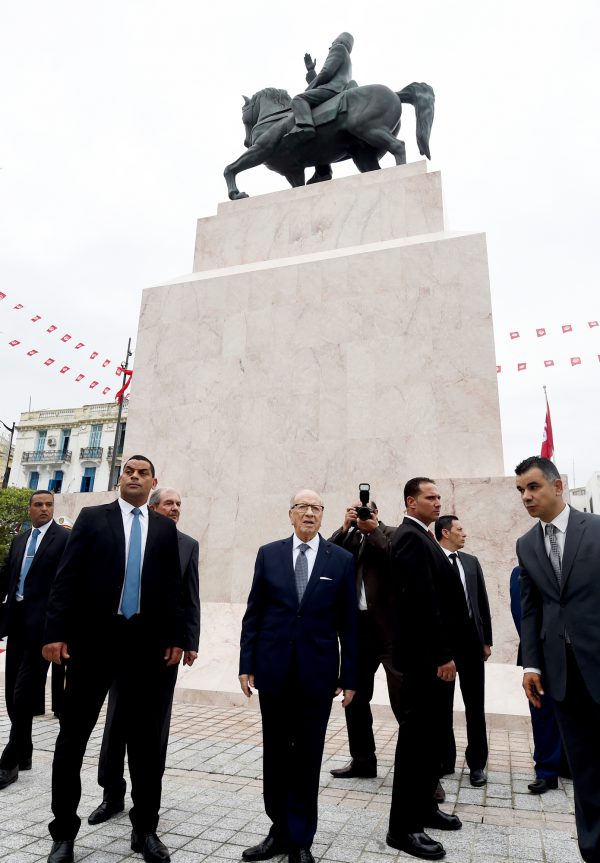 Le président de la République au pied de la statue équestre du Combattant suprême, qu’il a fait réinstaller à Tunis en mai 2016. &copy; fethi belaid/AFP