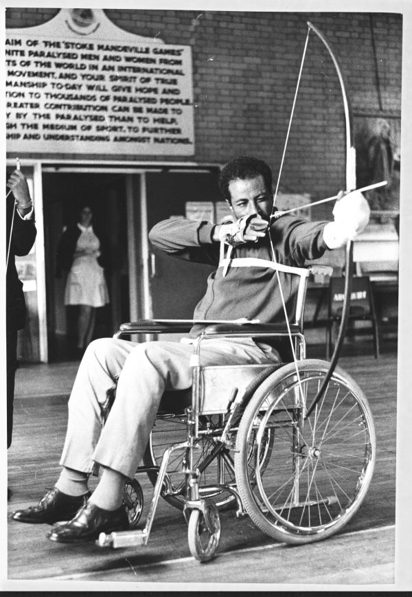 Après une blessure à la colonne vertébrale, le coureur éthiopien Abebe Bikila a commencé le tir à l'arc. &copy; Hulton-Deutsch Collection/CORBIS