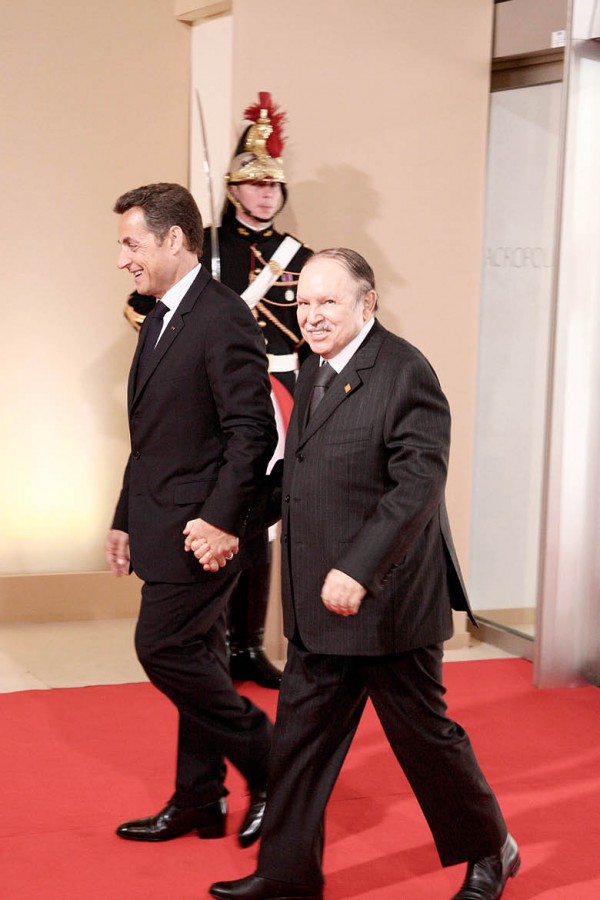 Abdelaziz Bouteflika et Nicolas Sarkozy main dans la main au 25e sommet Afrique-France, à Nice, le 31 mai 2010. &copy; LUDOVIC/REA
