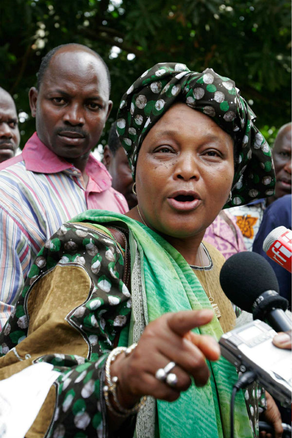 Rabiatou Serah Diallo, chef d'un des principaux syndicats de Guinée, s'entretient avec des journalistes à l'occasion de négociations avec des responsables gouvernementaux à Conakry (Guinée), le 15 février 2007 &copy; Rebecca Blackwell/AP/SIPA