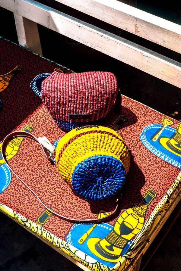Quand la mode occidentale privilégie les teintes naturelles, la couleur s’invite souvent en Afrique. &copy; Brian Siambi/AAKS