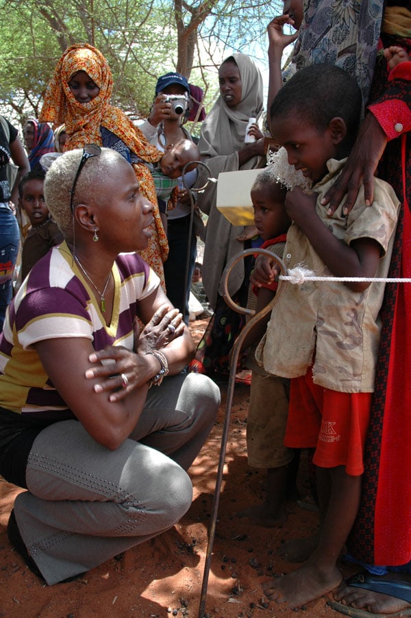 Angélique Kidjo est ambassadrice d'Unicef/ Ici à Kotode, près de Wajir, dans la province nord-est du Kenya, le 24 avril 2006. &copy; Guillaume Bonn/ UNICEF