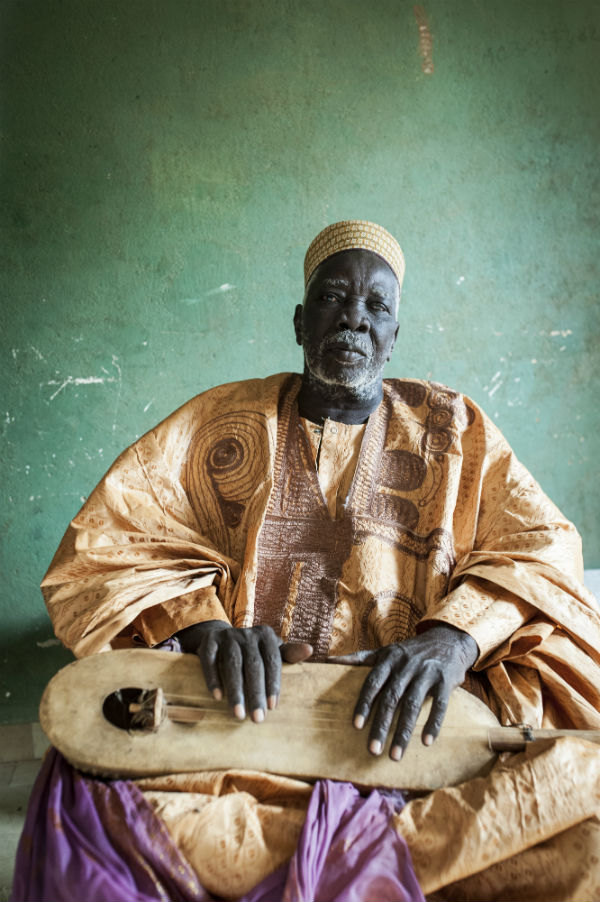 Djibo Badjé, dit « Djliba », grand griot zarma au Niger, est décédé le 24 avril 2018. &copy; Gustave Deghilage