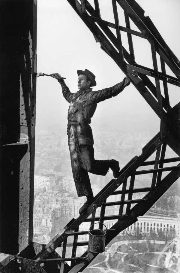 « Le Peintre de la Tour Eiffel », 1953. &copy; Marc Riboud