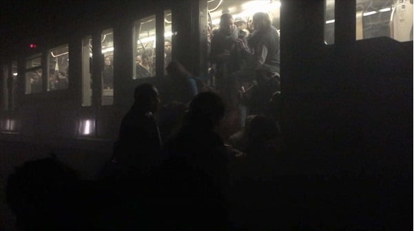 Évacuation des passagers du métro après l'explosion contre une rame, mardi 22 mars à Bruxelles. &copy; Evan Lamos/AP/SIPA