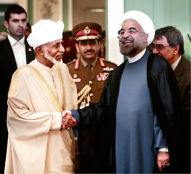 Le sultan Qabous Ibn Saïd (à g.) avec le président iranien Hassan Rohani, le 25 août 2013, à Téhéran. &copy; Behrouz Mehri/AFP