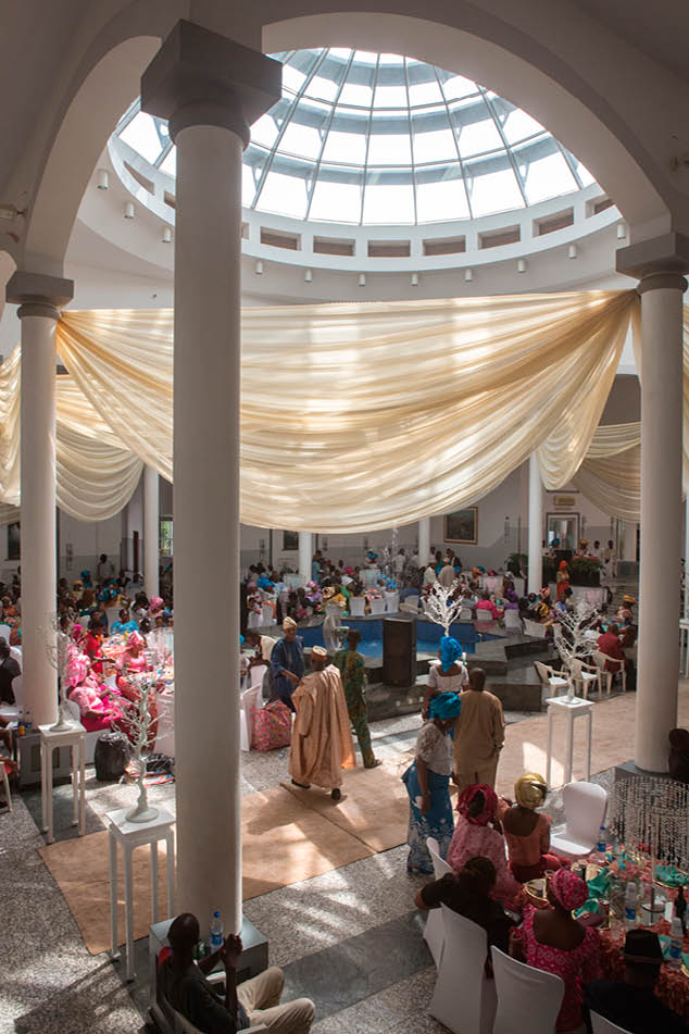 Mariage célébré à Abuja, en mai 2014. Au Nigeria, « le prix de la mariée » peut atteindre des sommes folles, mais la pratique diffère beaucoup selon l'appartenance ethnique. &copy; Gwenn Dubourthoumieu pour J.A.