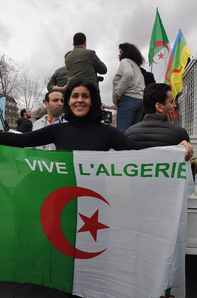 La chanteuse Souad Massi dans une manifestation de la diaspora algérienne, dimanche 3 mars à Paris. &copy; Facebook/Souad Massi OFFICIEL