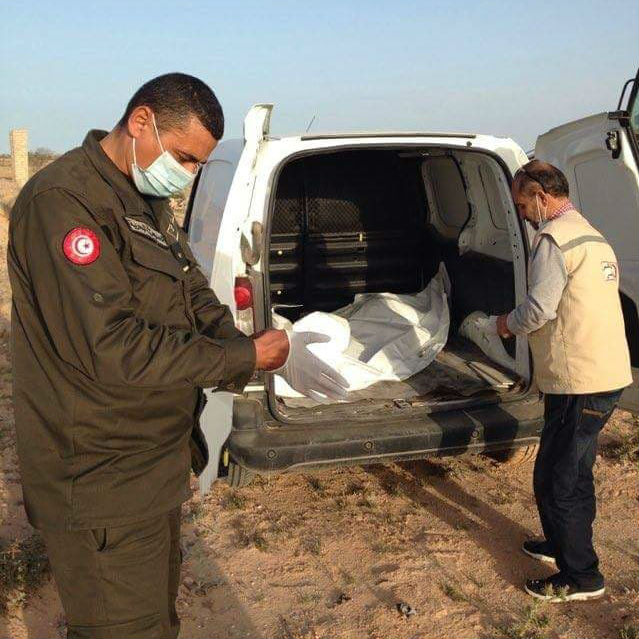 Chamesdinne Marzoug charge des sacs mortuaires, aidé par les autorités tunisiennes. &copy; DR/ Chamseddine Marzoug