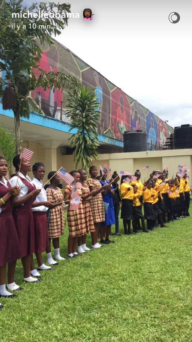 Des écolières célèbrent l'arrivée de Michelle Obama au Liberia, le 27 juin 2016. &copy; Capture d&rsquo;écran du compte Snapchat de Michelle Obama.