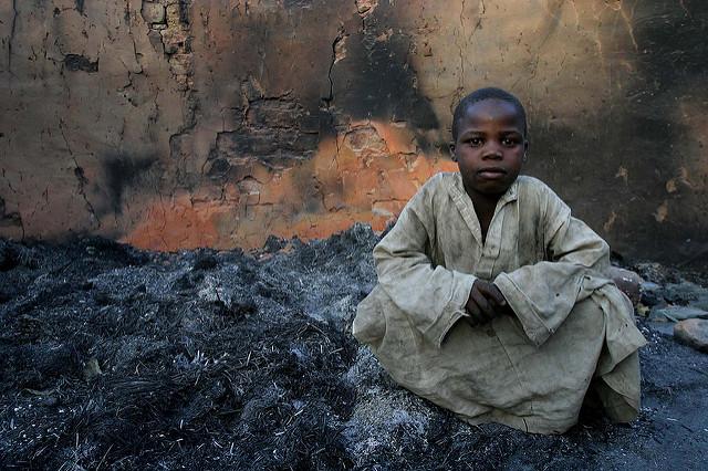 Un enfant dans les ruines de sa maison, en avril 2007 à Birao, en Centrafrique, après l'affrontement entre militaires français et FACA d'un côté, et rebelles de l'autre. &copy; Creative Commons / hdptcar