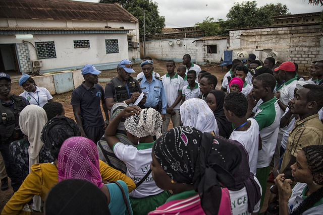 Des Casques bleus escortent des élèves du PK5, à Bangui, vers leurs examens, le 5 juin 2018. &copy; UN/MINUSCA – Igor Rugwiza