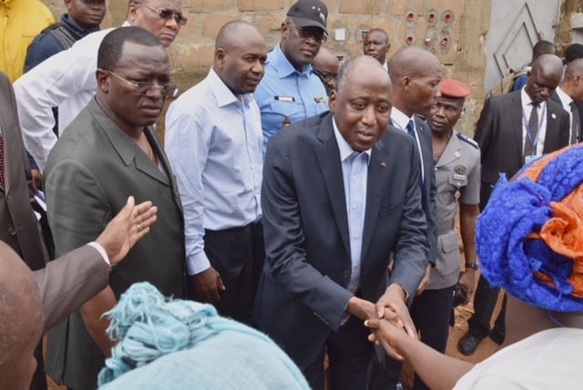 Le Premier ministre ivoirien, Amadou Gon Coulibaly, lors d'une visite dans l'un des quartiers d'Abidjan touchés par les inondations, le 19 juin 2018. &copy; DR / Primature Côte d&rsquo;Ivoire