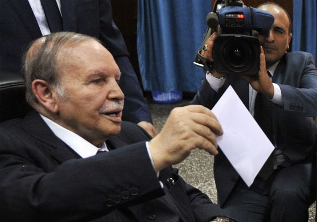 Le président algérien Abdelaziz Bouteflika vote lors des élections législatives le 4 mai 2017 à Alger. &copy; Sidali Djarboub/AP/SIPA