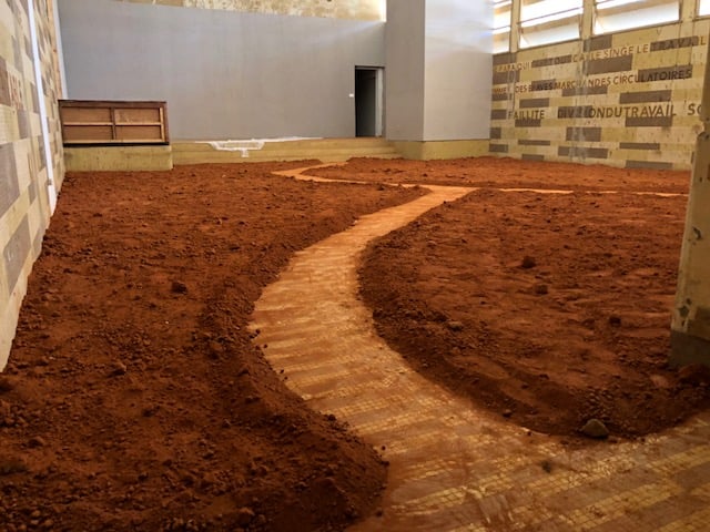 Installation accédant à l'oeuvre du Malgache Rina Ralay-Ranaivo. &copy; Oumy Diaw/Biennale de Dakar