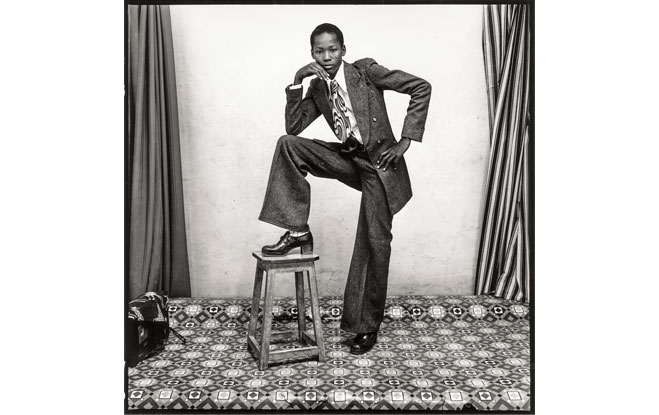 Un jeune gentleman, 1978. &copy; Malick Sidibé, 1978 / Courtesy Galerie MAGNIN-A, Paris / Fondation Cartier