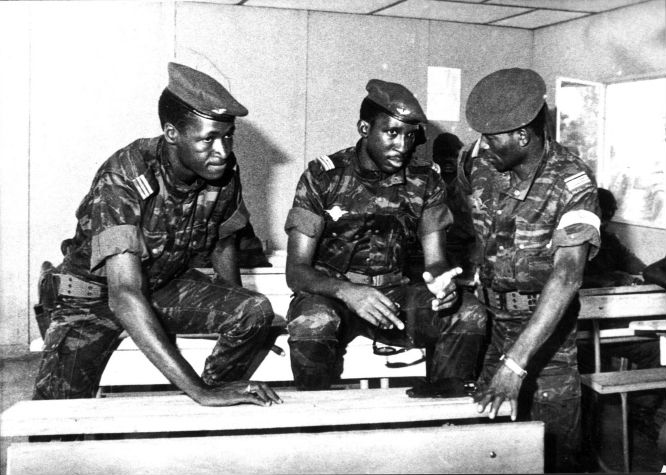 De gauche à droite : Blaise Compaoré, Thomas Sankara et Jean-Baptiste Lingani, le 4 août 1983, jour où Sankara prend le pouvoir &copy; Archives Jeune Afrique