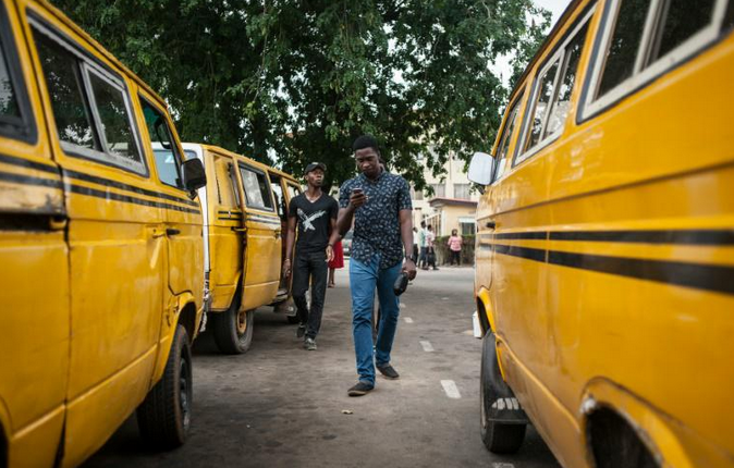 Des utilisateurs du jeux Pokemons à Lagos au Nigeria, le 14 juillet 2016. &copy; STEFAN HEUNIS/AFP