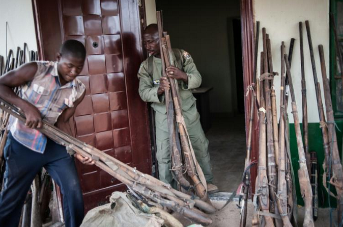 Le ranger Hashimu Abdullahi (centre) et son assistant déballent quelque 200 fusils confisqués, le 6 mars 2016 dans le parc de Yankari. &copy; Stefan Heunis/AFP