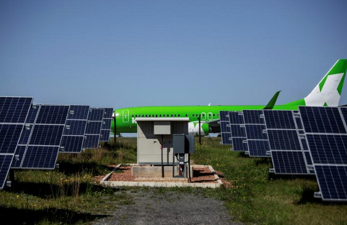 Des panneaux solaires à l'aéroport sud-africain de George (sud), le 26 septembre 2016. &copy; GIANLUIGI GUERCIA/AFP