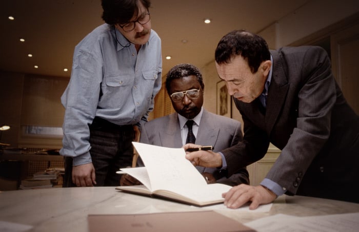 François Soudan (aujourd'hui directeur de la rédaction de Jeune Afrique), Dakolé Daïssala (ministre camerounais) et Béchir Ben Yahmed (fondateur de Jeune Afrique), en 1995. &copy; Laurent Giraudineau / Jeune Afrique