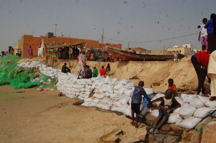Les habitants tentent de se protéger en entreposant des sacs de sable le long du rivage. &copy; Souleymane Niang