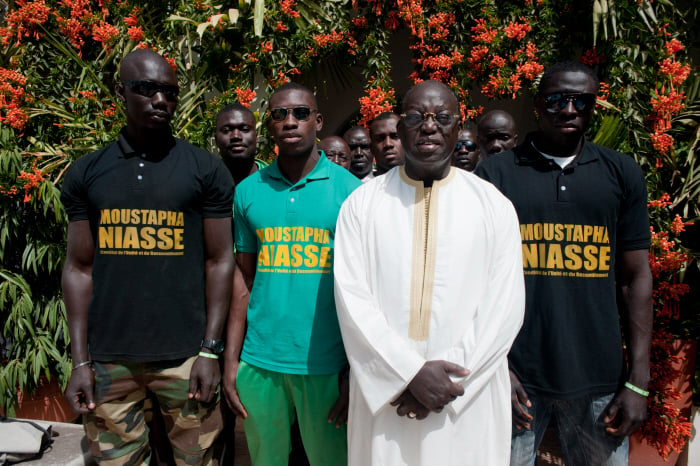 Moustapha Niasse aux côtés de militants, en février 2012 à Dakar. &copy; Emilie Régnier pour JA.