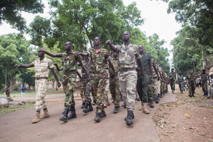 Des militaires centrafricains à l'entraînement dans le Camp Kassaï, à Bangui, en 2014. &copy; Sylvain CHERKAOUI pour Jeune Afrique