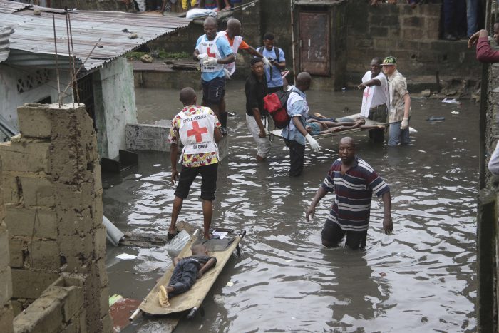 Des sauveteurs évacuent les corps sans vie d'enfants morts dans les inondations à Kinshasa, en janvier 2018. &copy; John Bompengo/AP/SIPA