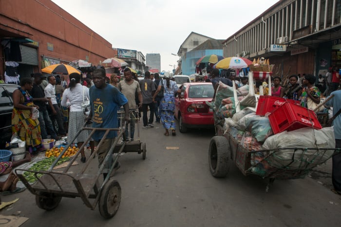 Scène de rue dans le quartier commerçant à proximité de l'avenue du Commerce et du Grand marché de Kinshasa, le 14 octobre 2014. &copy; Gwenn Dubourthoumieu / Jeune Afrique