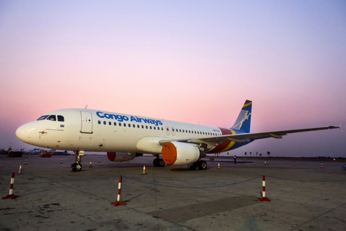 Un A320 de la compagnie aérienne Congo Airways sur le tarmac de l'aéroport international de Ndjili à Kinshasa, en RDC, le 21 septembre 2015. &copy; Gwenn Dubourthoumieu / Jeune Afrique